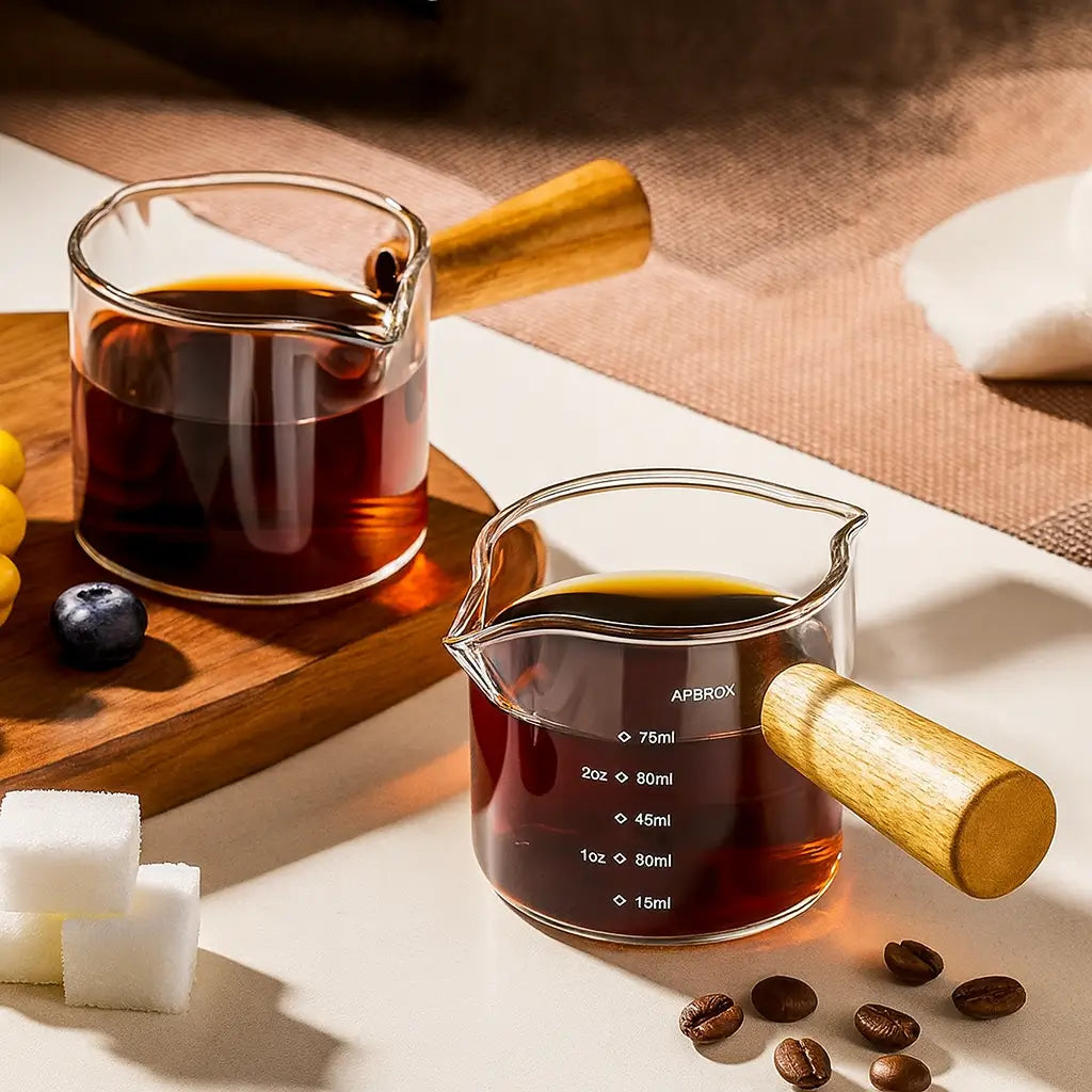 Copo Medidor de Vidro com Alça de Madeira Café Expresso